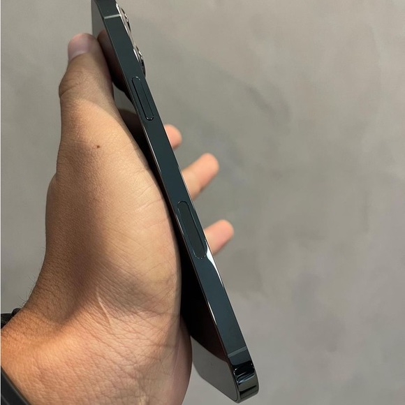 don’t have any problems everything is going good with the iPhone 13 Pro Max - Picture 3 of 6